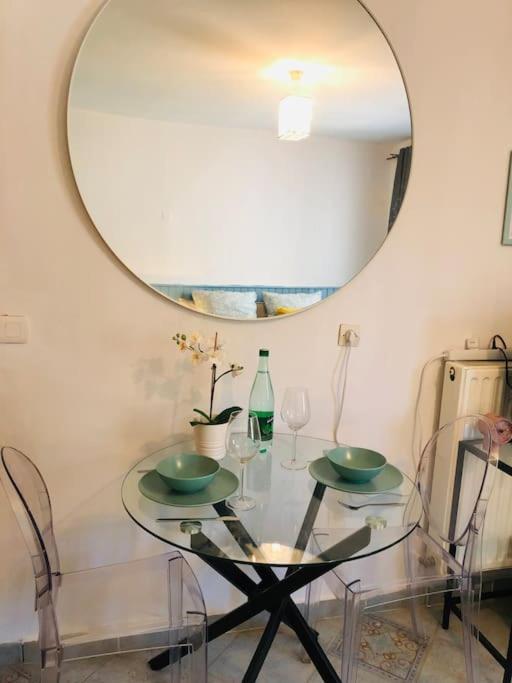 Cosy Studio Design With Modern Bathroom Vaureal Zewnętrze zdjęcie