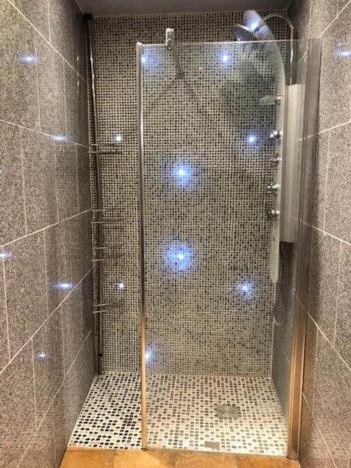 Cosy Studio Design With Modern Bathroom Vaureal Zewnętrze zdjęcie