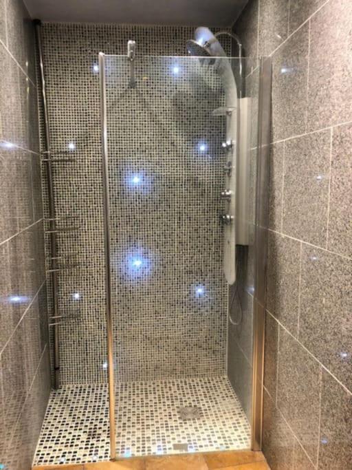 Cosy Studio Design With Modern Bathroom Vaureal Zewnętrze zdjęcie