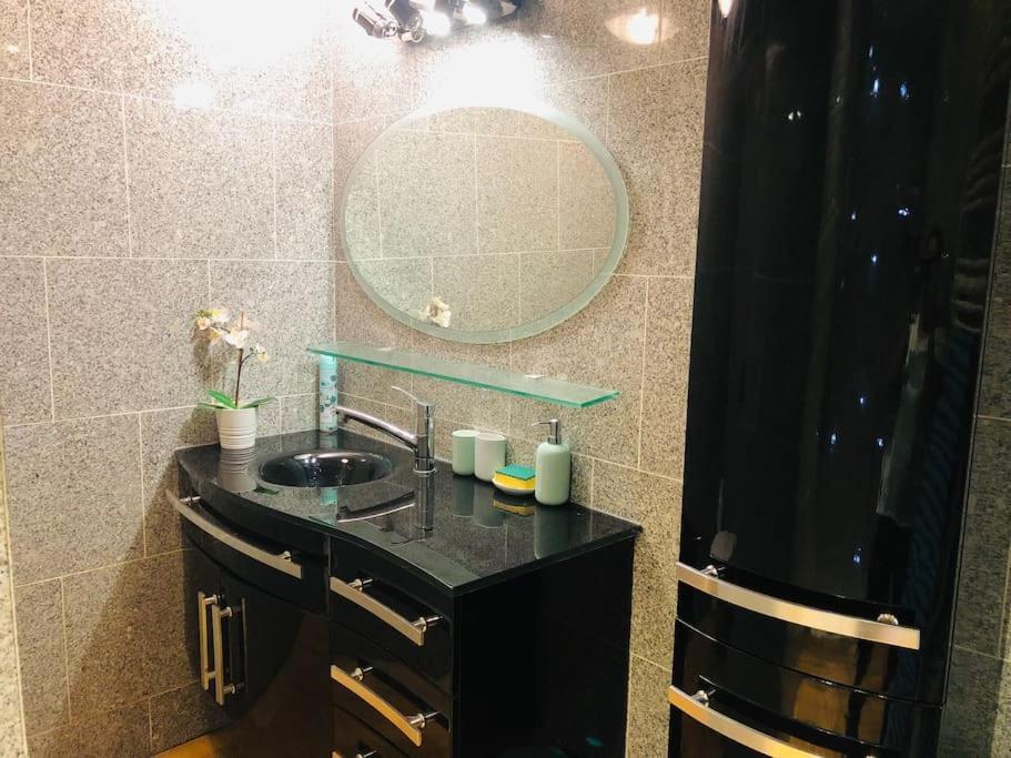 Cosy Studio Design With Modern Bathroom Vaureal Zewnętrze zdjęcie