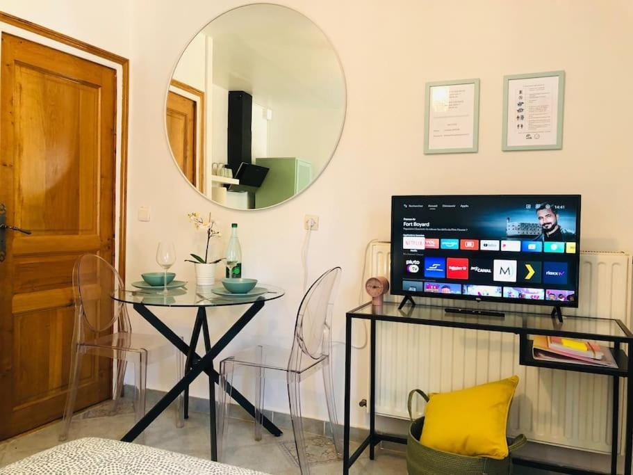 Cosy Studio Design With Modern Bathroom Vaureal Zewnętrze zdjęcie