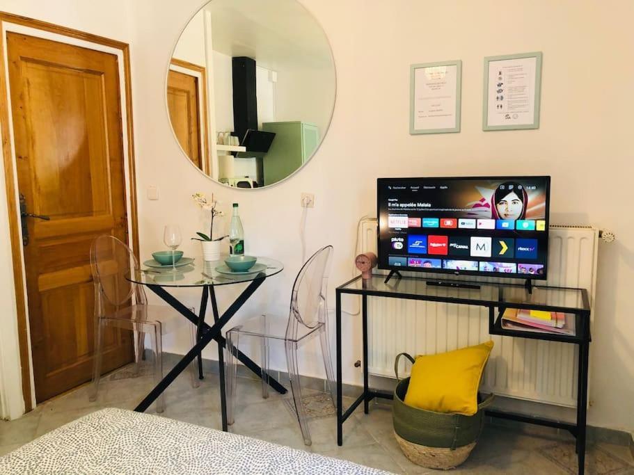 Cosy Studio Design With Modern Bathroom Vaureal Zewnętrze zdjęcie