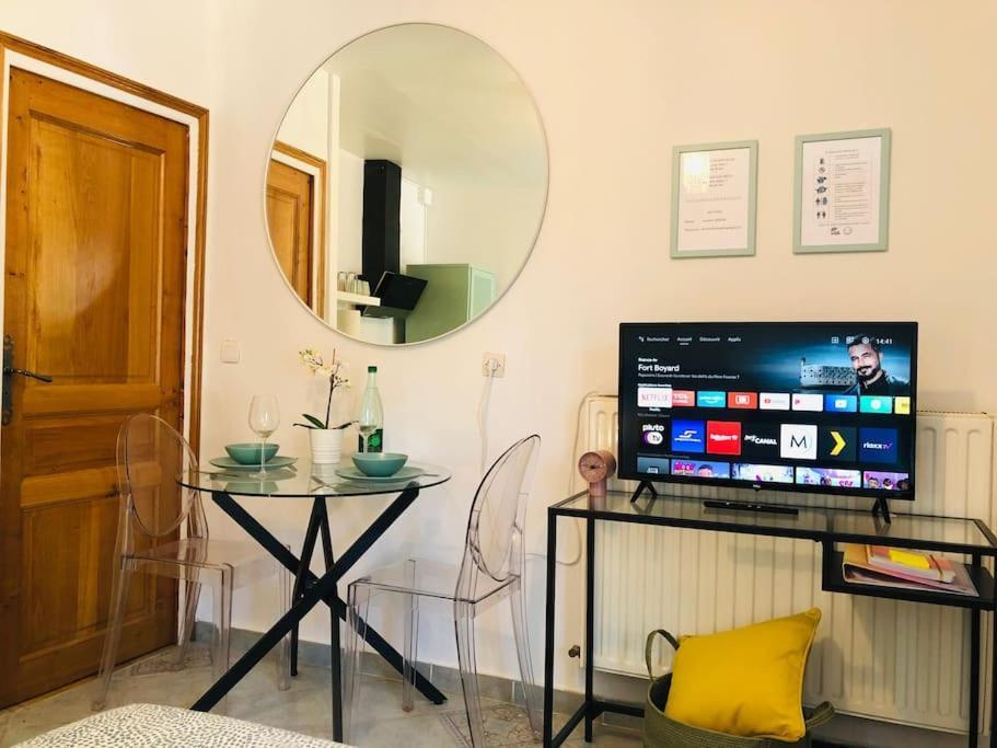 Cosy Studio Design With Modern Bathroom Vaureal Zewnętrze zdjęcie