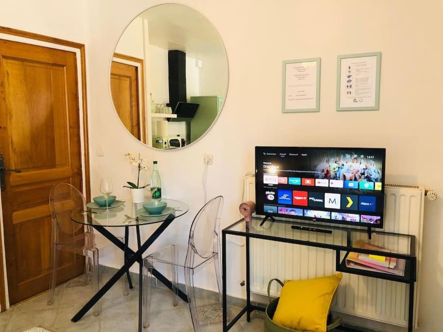 Cosy Studio Design With Modern Bathroom Vaureal Zewnętrze zdjęcie