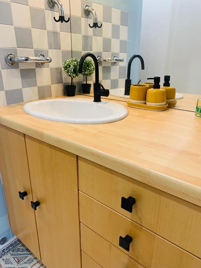 Cosy Studio Design With Modern Bathroom Vaureal Zewnętrze zdjęcie