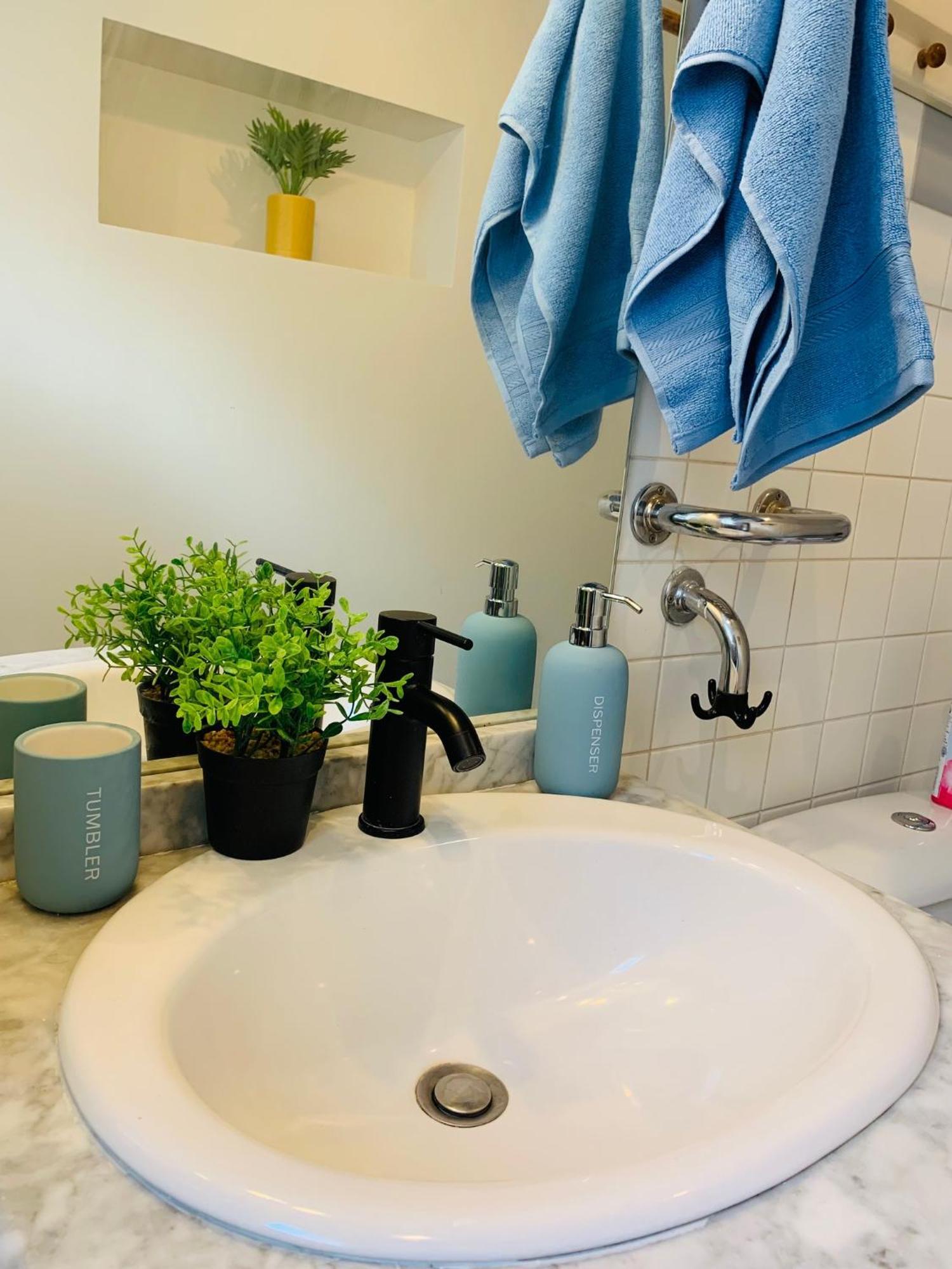 Cosy Studio Design With Modern Bathroom Vaureal Zewnętrze zdjęcie